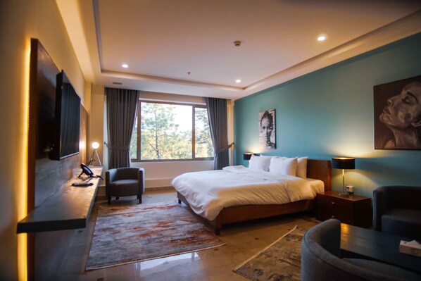 Deluxe dubbelrum | Värdeförvaringsskåp på rummet, skrivbord och arbetsyta för laptop