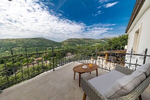 Terrace/patio - Amazing villa with pool, wellness and stunning view (Bribir)