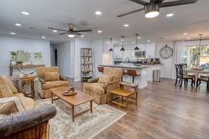 Interior - Acorn Cottage located in the heart of the White Mountains (Lakeside)