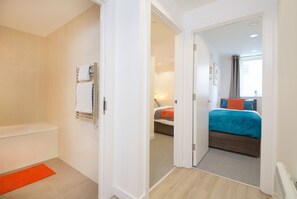 2 habitaciones, tabla de planchar con plancha y cuna de viaje 