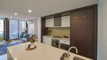 Executive Apartment | Private kitchen | Microwave, oven, stovetop, dishwasher
