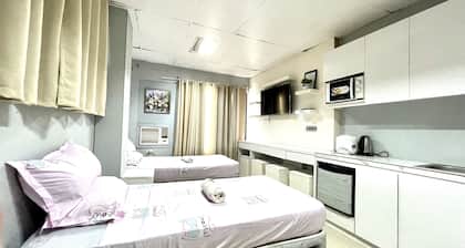 Super OYO 910 Sabaidee Suites