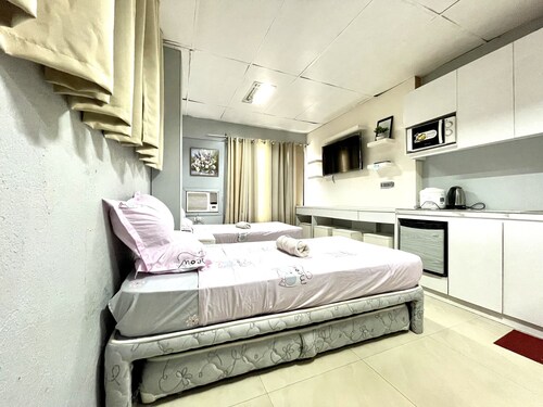 Super OYO 910 Sabaidee Suites