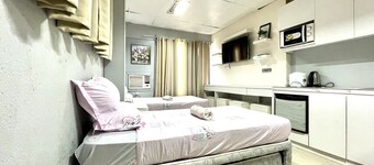 Super OYO 910 Sabaidee Suites
