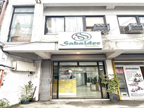 Super OYO 910 Sabaidee Suites