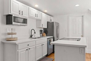 Fridge, microwave, oven, stovetop - Charming 4-Bed Downtown Townhome 3-Min to Okemo (Ludlow)