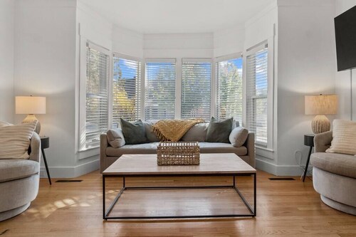 Tasteful 5-BR Downtown Townhome 3-Min to Okemo