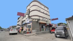 Un edificio de varios pisos con una farmacia en la planta baja.