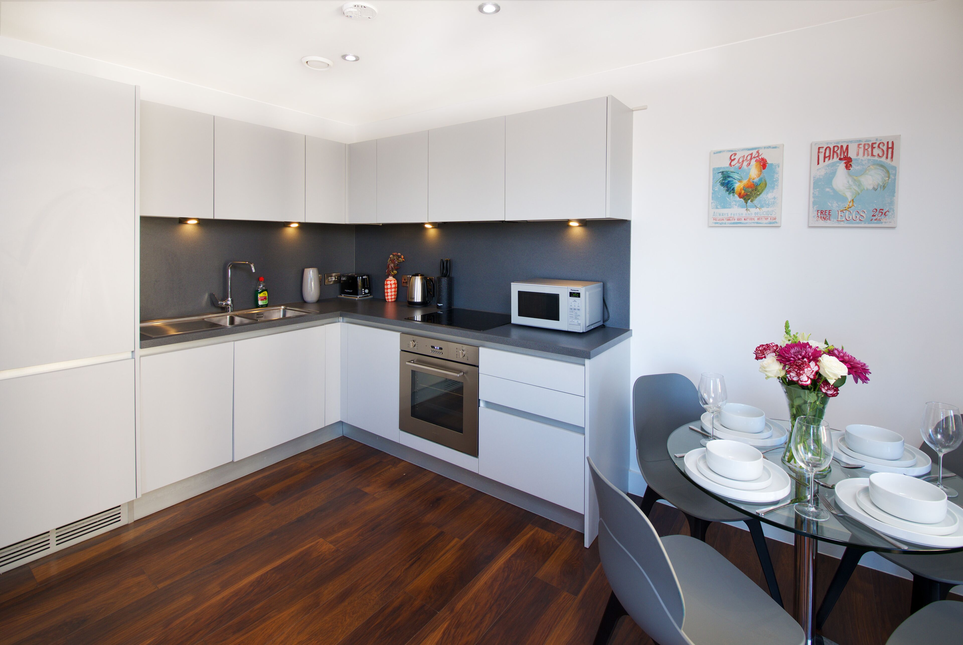 Cookware/dishes/utensils, dining tables