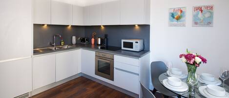 Cookware/dishes/utensils, dining tables