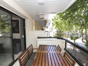 Outdoor dining - Modern Apartment with Terrace, A/C, and WiFi in Central Salou (Salou)