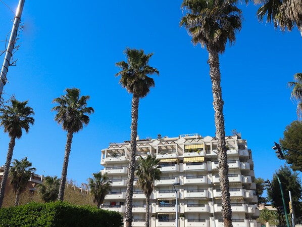Exterior - Modern Apartment with Terrace, A/C, and WiFi in Central Salou (Salou)