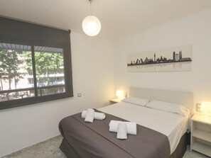 2 bedrooms, bed sheets - Modern Apartment with Terrace, A/C, and WiFi in Central Salou (Salou)