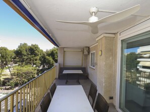 Outdoor dining - Luxurious 2-Bed Apt with Terrace & Pool Access in Central Salou (Salou)