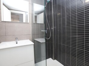 Hair dryer, towels - Luxurious 2-Bed Apt with Terrace & Pool Access in Central Salou (Salou)