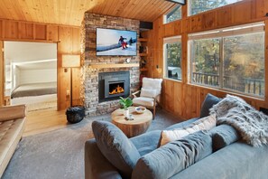 Televisión, chimenea, videojuegos y futbolito 