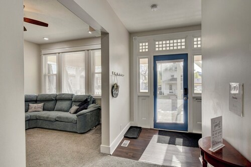 1890's Craftsman Home  5BR 4BA, Sleeps 16+   w 6 TVs.