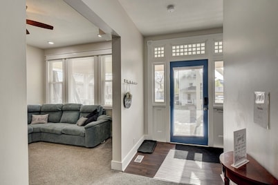 1890's Craftsman Home  5BR 4BA, Sleeps 16+   w 6 TVs.