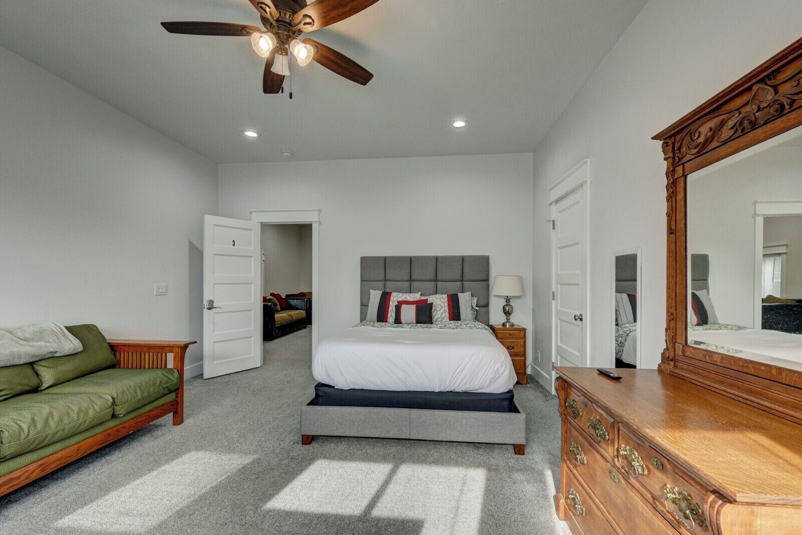 5 間睡房、書桌、熨斗/熨衫板、可攜式嬰兒床