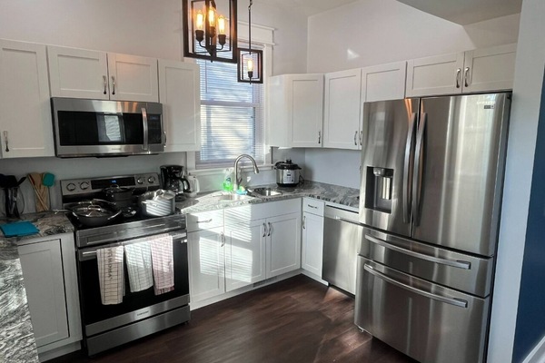 Kjøleskap, mikrobølgeovn, ovn og kokeplater