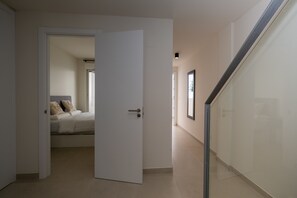 1 slaapkamer, een bureau, een strijkplank/strijkijzer, reisbedje