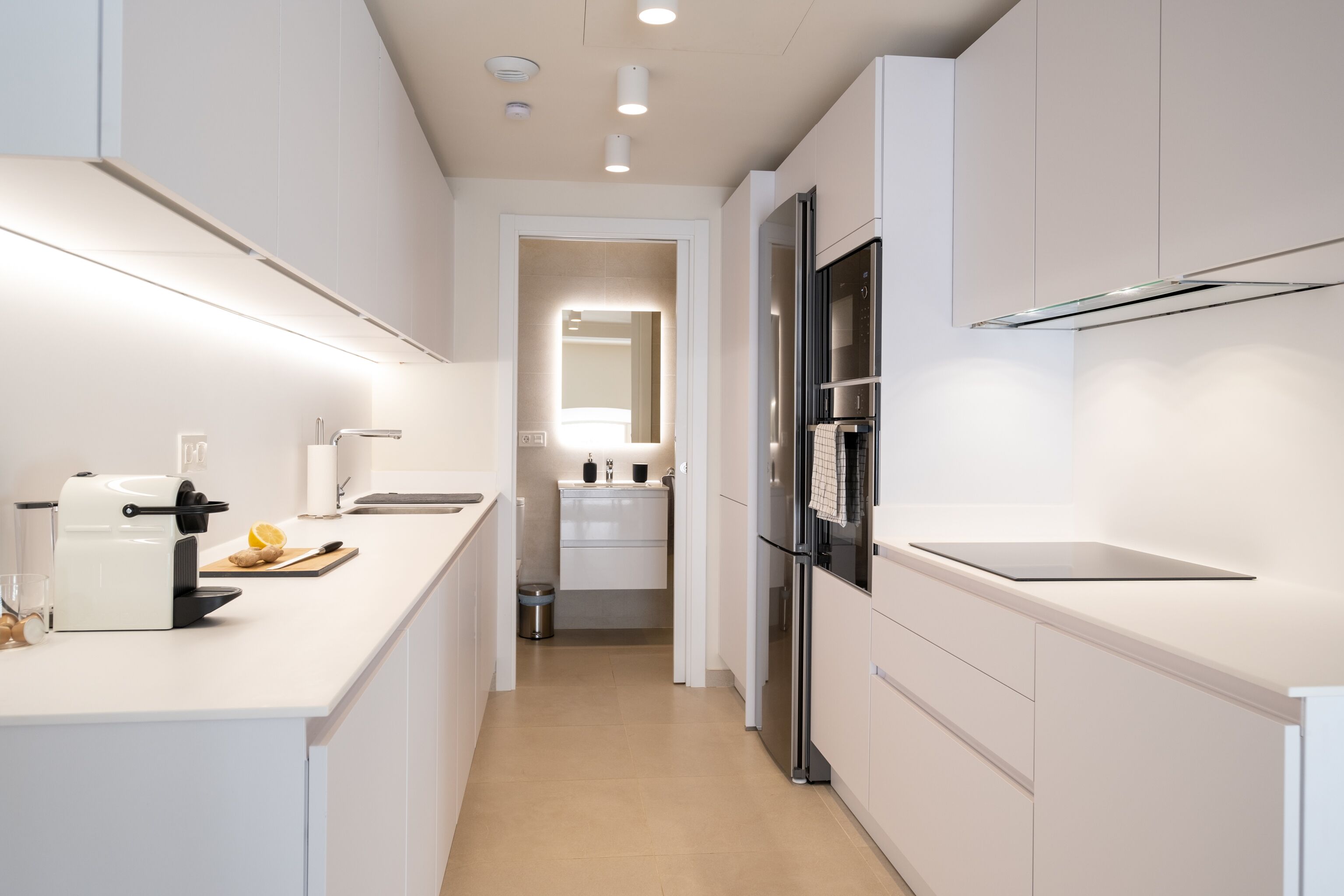 Kühlschrank, Mikrowelle, Ofen, Herdplatte