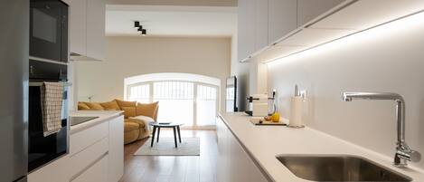 Køleskab, mikrobølgeovn, ovn, kogeplade