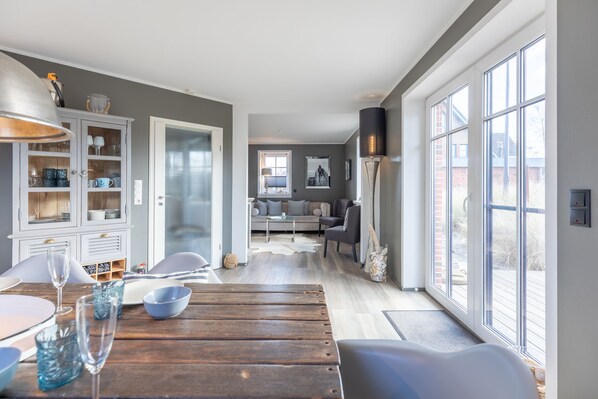 Fernseher, DVD-Player, Stereoanlage