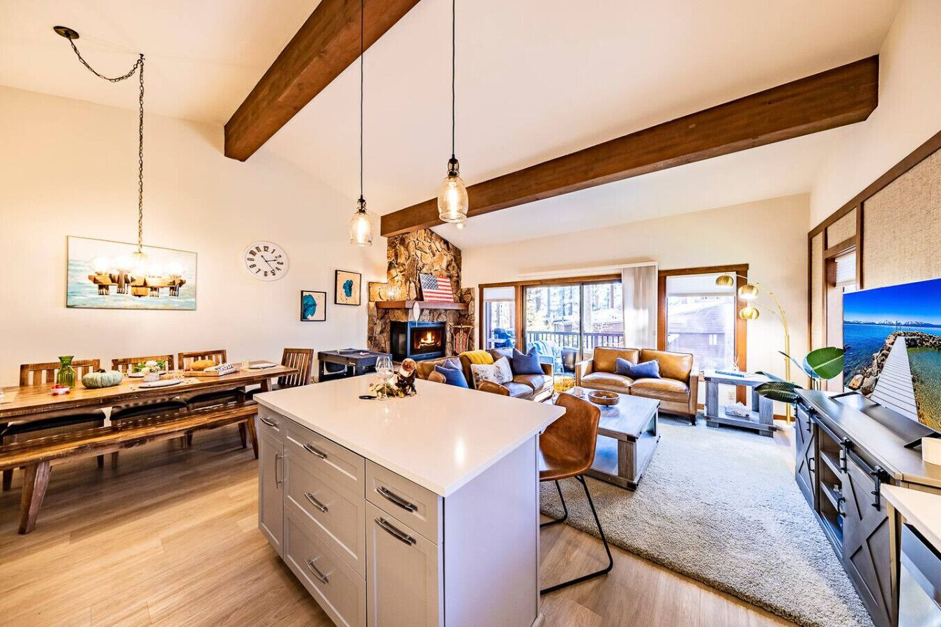 テレビ、暖炉、テレビゲーム、卓球台