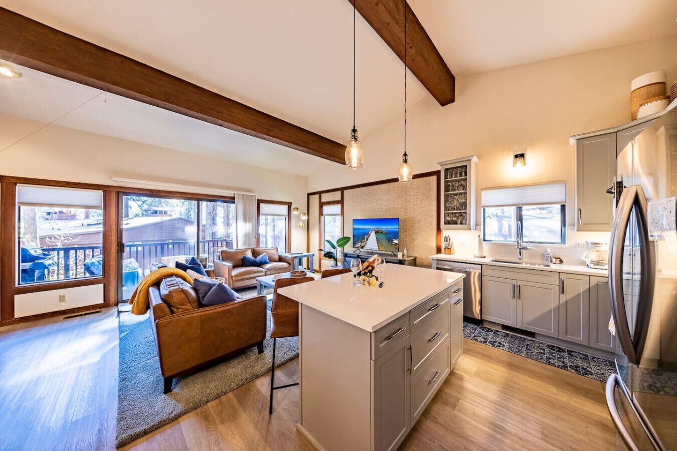 テレビ、暖炉、テレビゲーム、卓球台