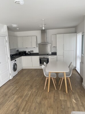 Departamento | Cocina privada | Refrigerador, microondas, horno y parrilla de estufa 