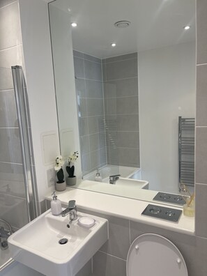 Departamento | Baño | Regadera y toallas 