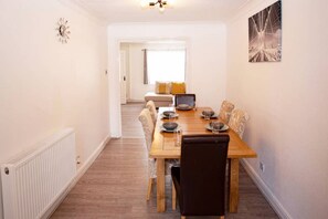 Dining - Cozy 3-bedroom Home in Luton (Luton)