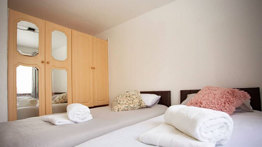 Cozy 3-bedroom Home in Luton