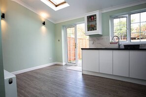 Terrace/patio - Cozy 3-bedroom Home in Luton (Luton)