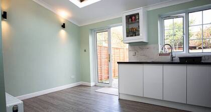 Cozy 3-bedroom Home in Luton