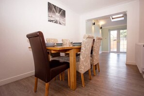 Dining - Cozy 3-bedroom Home in Luton (Luton)