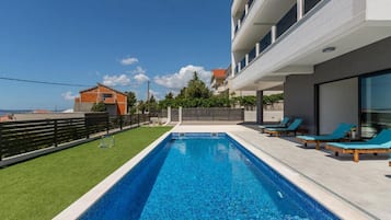 ๋น๋ผ (Four bedroom villa with swimming pool) | ์ธ๊ด