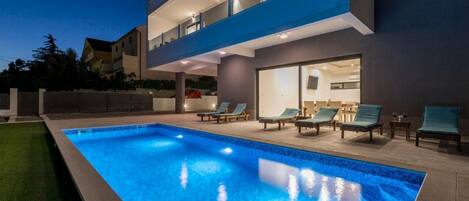 Villa (Four bedroom villa with swimming pool) | Piscina | Una piscina al aire libre, sombrillas, tumbonas