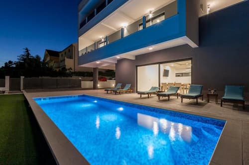 Villa (Four bedroom villa with swimming pool) | Pool | Außenpool, Sonnenschirme, Liegestühle