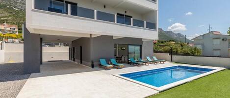 Villa (Four bedroom villa with swimming pool) | Piscina | Una piscina al aire libre, sombrillas, tumbonas