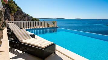 Villa | 3 bedrooms, Internet