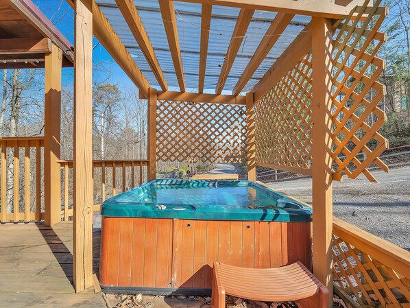 Outdoor spa tub - Sunrise Views #2153 (Sevierville)