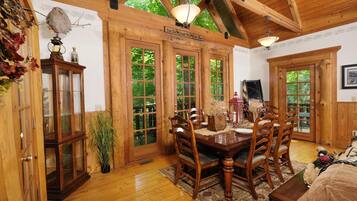 House, Multiple Beds (Park Paradise #254) | Dining