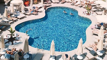 Piscine extérieure (ouverte en saison)