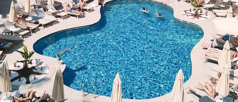 En säsongsöppen utomhuspool