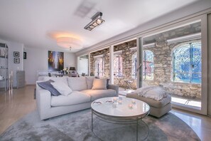 2 عدّة غرف نوم وخدمة الإنترنت