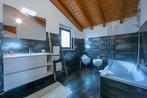 Villa | 4 bedrooms, Internet