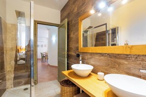 Douche, sĂšche-cheveux, bidet, serviettes fournies