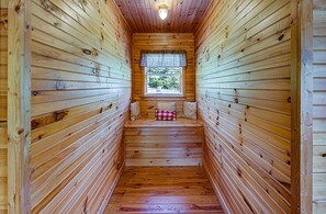 Nhà, nhiều giường (Brookside Retreat #3584) | Nội thất